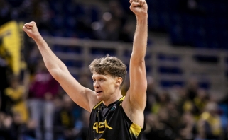 Kuzminskas su Hollinsu atvedė AEK į pergalę